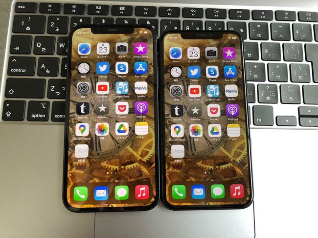 iPhone12(←)とiPhoneX(→)